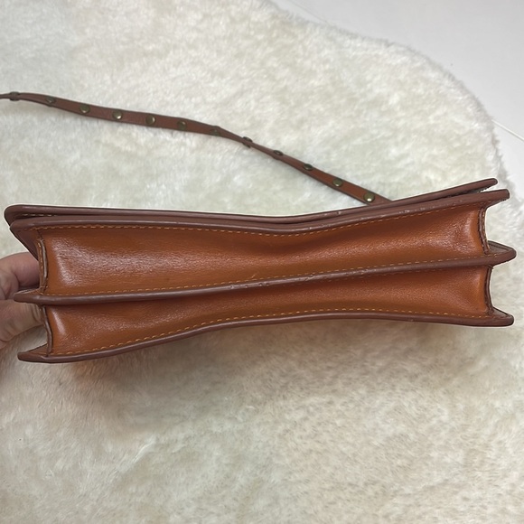 Seven Hills Kyara Light Brown Leather Crossbody Adjustable Strap Purse - Picture 4 of 13